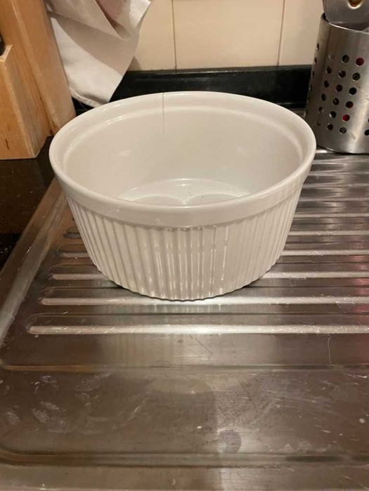 taca branca com relevo