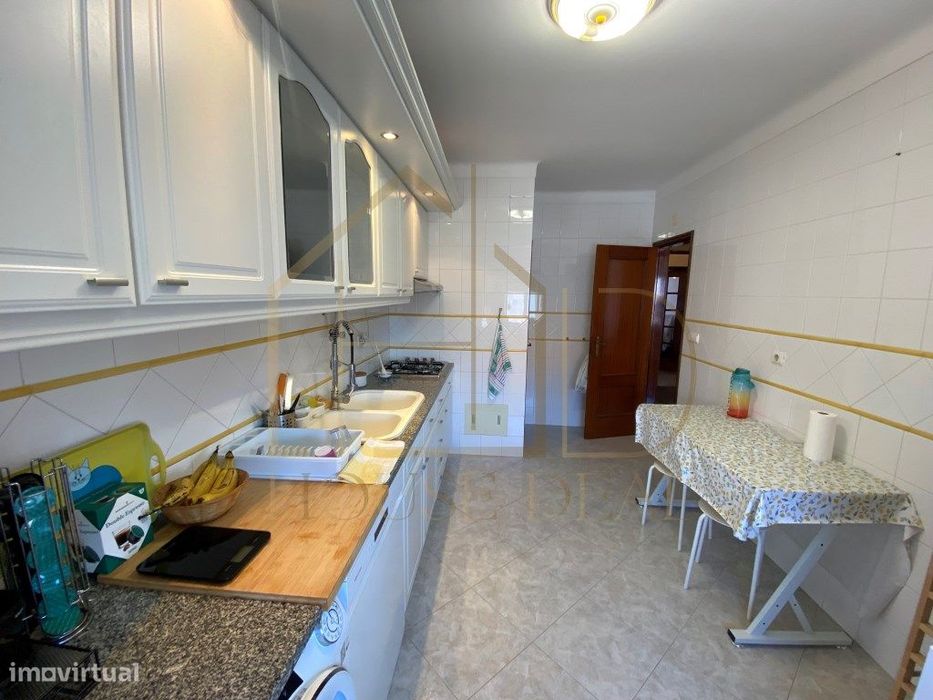 Apartamento T3 com áreas generosas no Centro da Moita