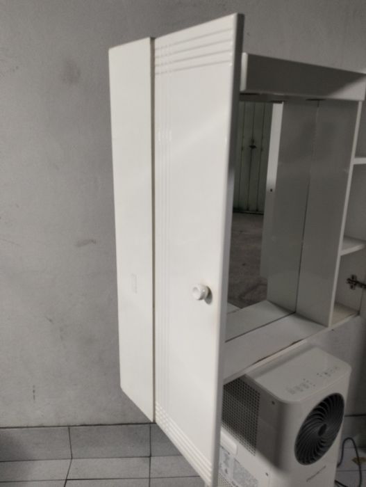 Armário de WC com espelho