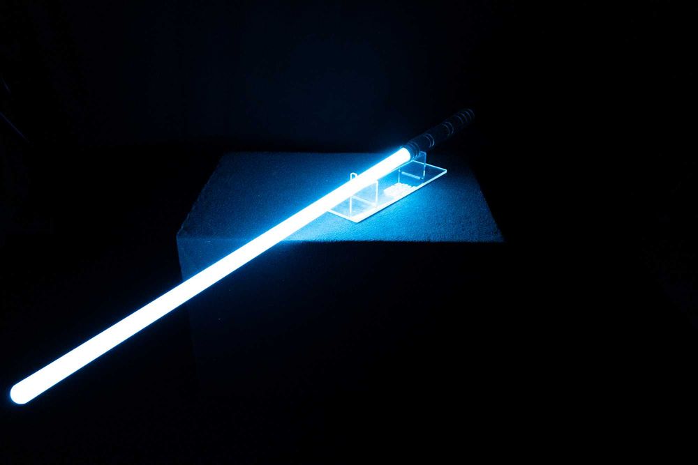 Lightsaber Obsidian V4 com Lâmina de 36” e Stand — Como Novo