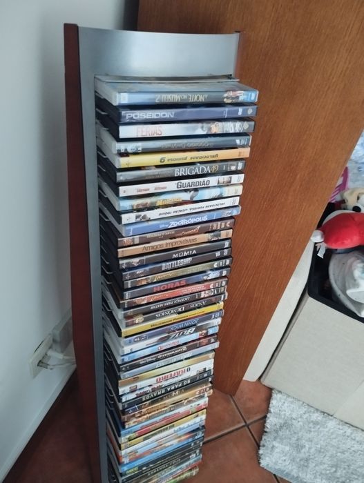 Estante para DVDs com DVDs e aparelho