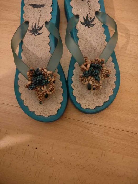 Par de chinelos apresenta um design de inspiração tropical