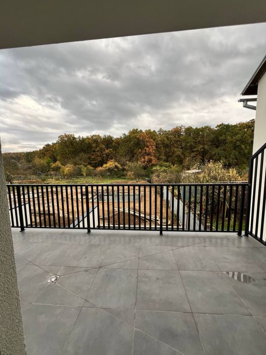 Продаж котеджів з приватним басейном у місті, біля лісу