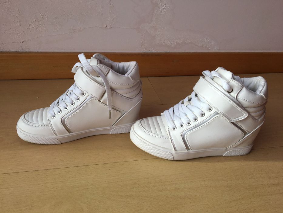 Sapatilha branca com salto interior