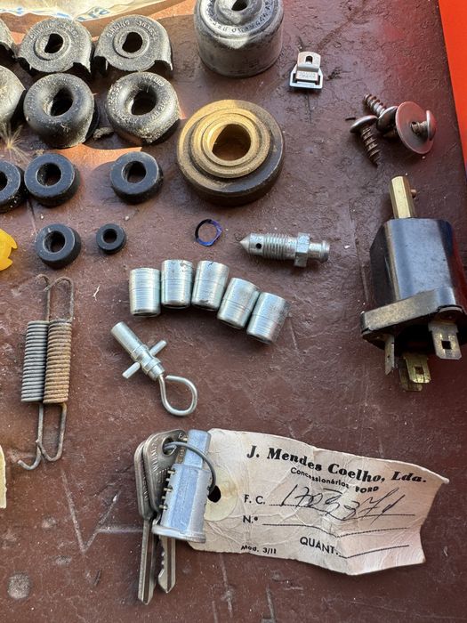 Lote de pecas diversas para Ford Anglia de 1961