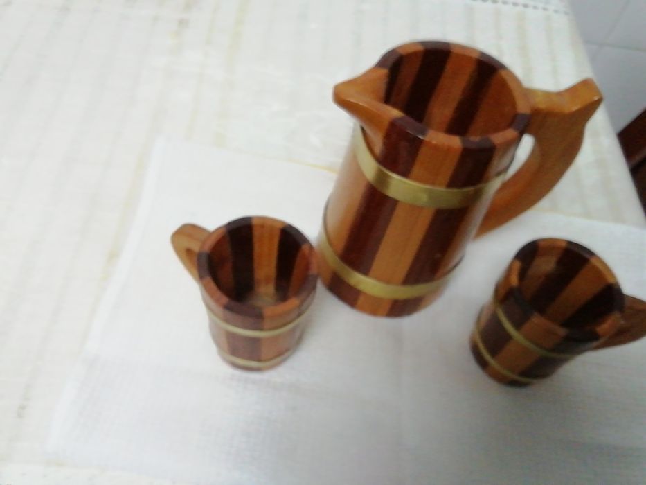 Jarro com dois copos em madeira fabrico artesanal