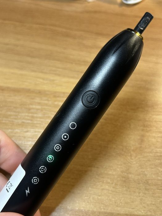 Нова електрична забна щітка чорного кольору зі змінними насадками