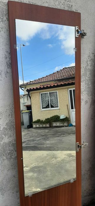 Portas para armário em madeira de cor escura, c/ puxadores e ferragens