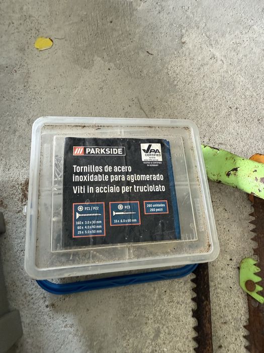 Caixas de arrumação SUC com varios parafusos