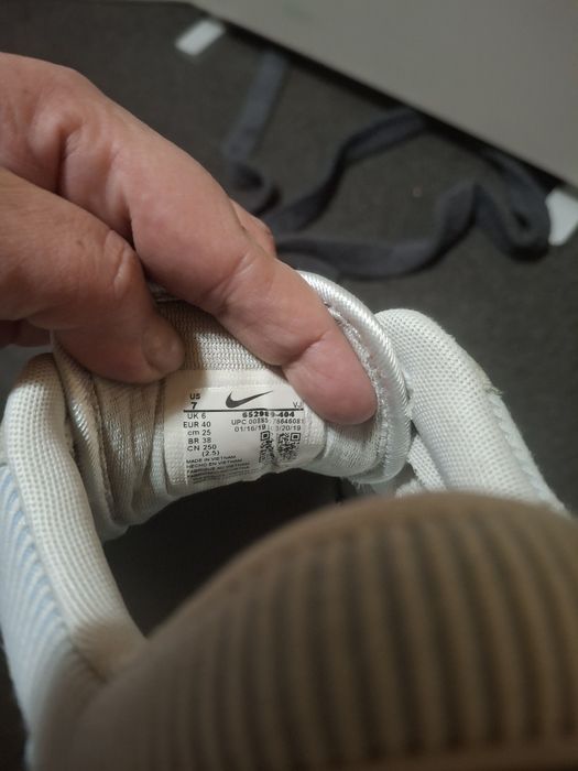 Кроссовки Nike разные