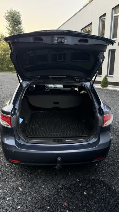 Toyota Avensis.