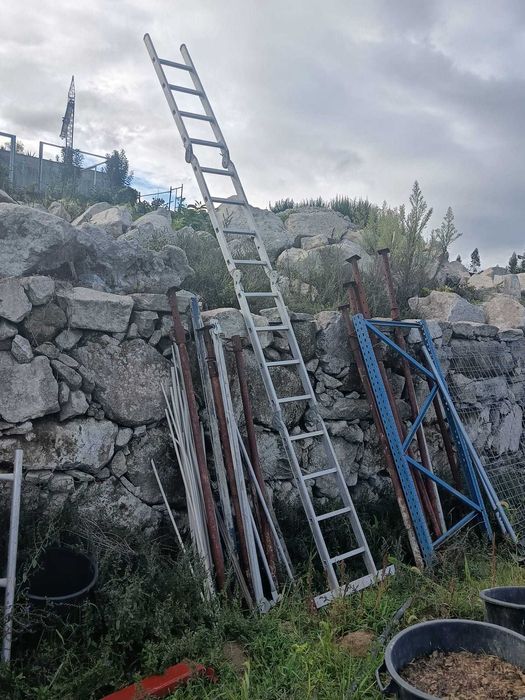 Escada para obras com cerca de 7m