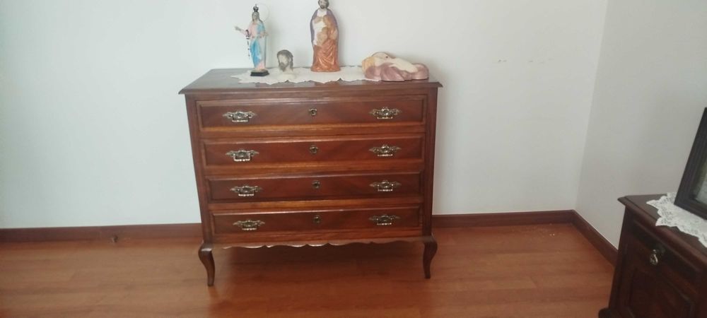Quarto Completo Antigo em Madeira Maciça – Roupeiro, Cama, Cómoda e Mesas de Cabeceira