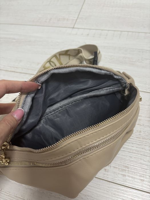 Бежева сумка - бананка