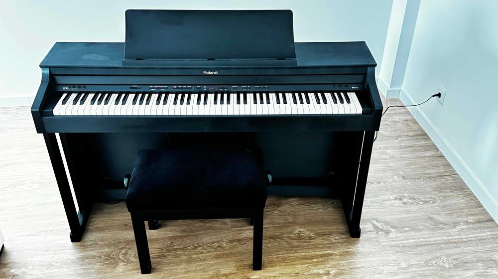 Piano Digital upright com banco em movel, como novo