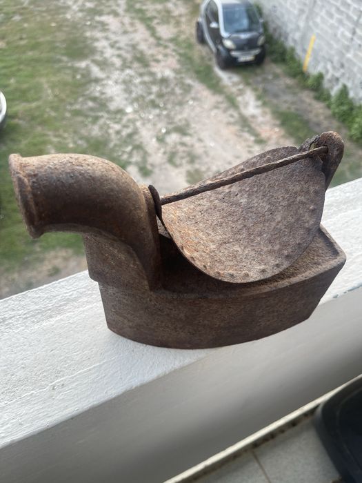 Ferro de Engomar Antigo a Carvão / Brasa – Modelo Raro com Chaminé