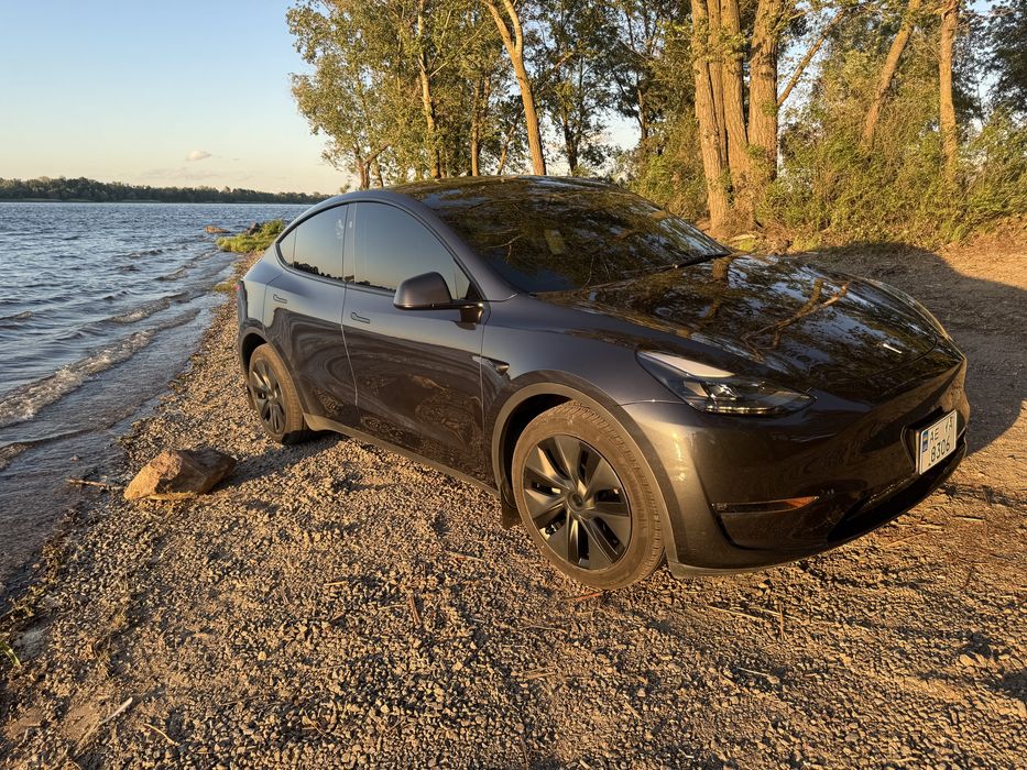 Tesla Model Y  2024