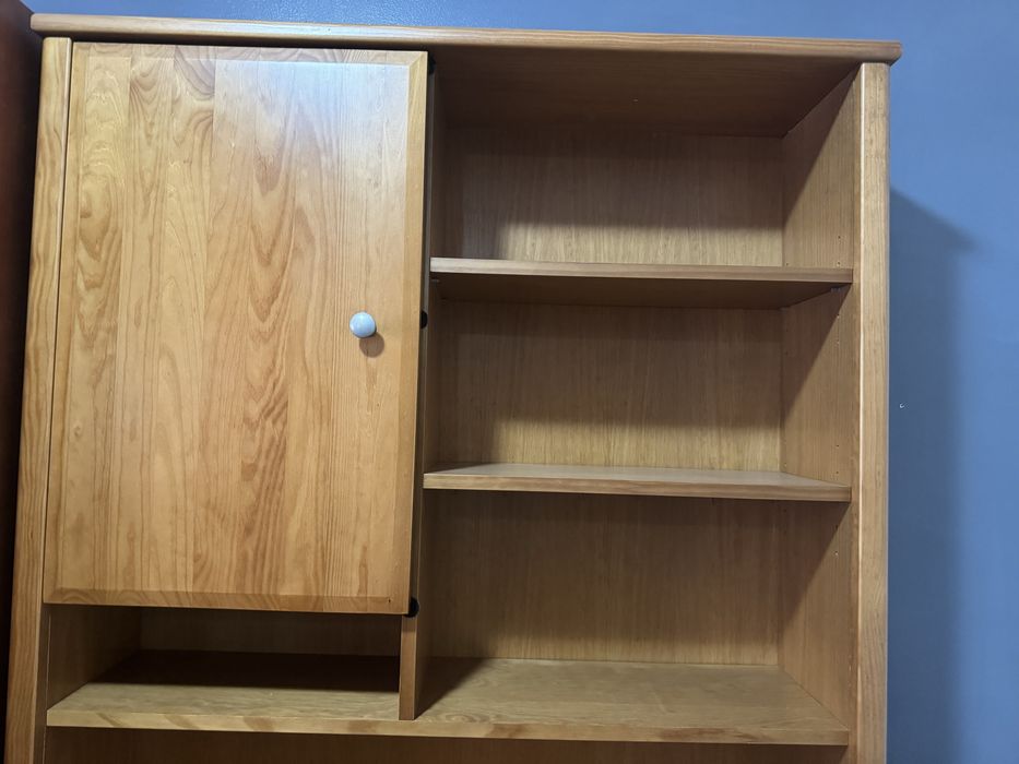 Escrivaninha em madeira clara