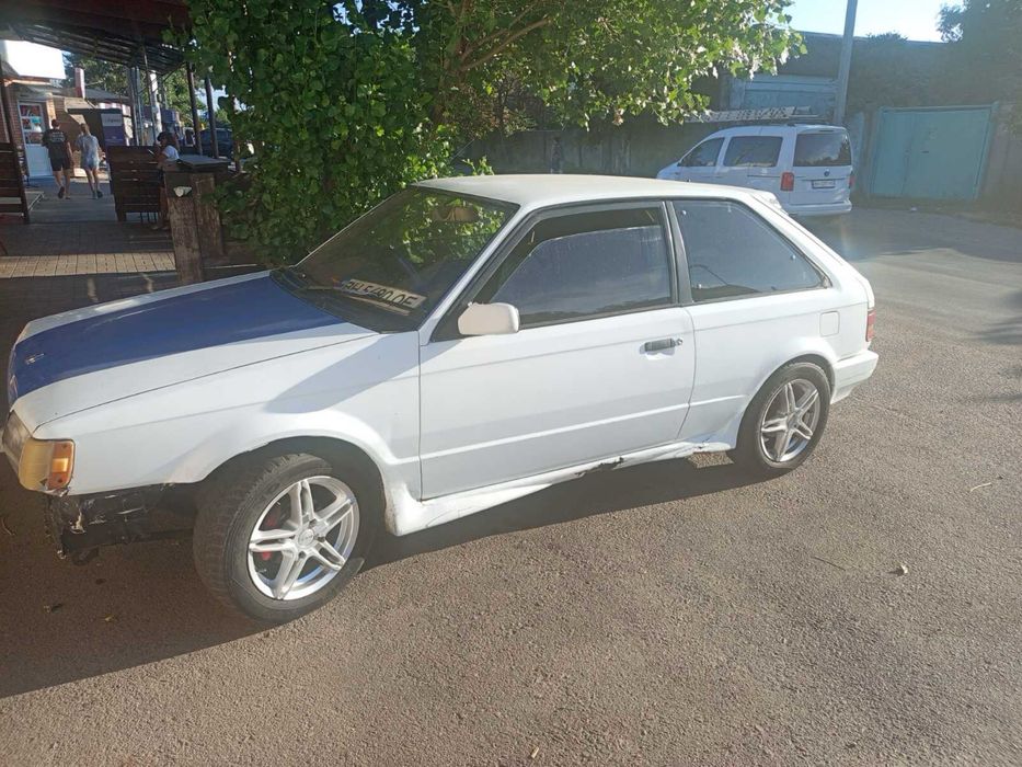 Авто Mazda 323 .