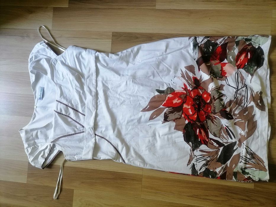Biała sukienka w kwiaty 44