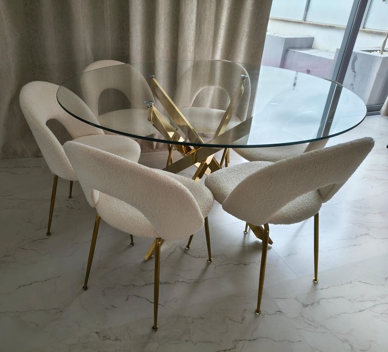 Mesa de jantar e cadeiras