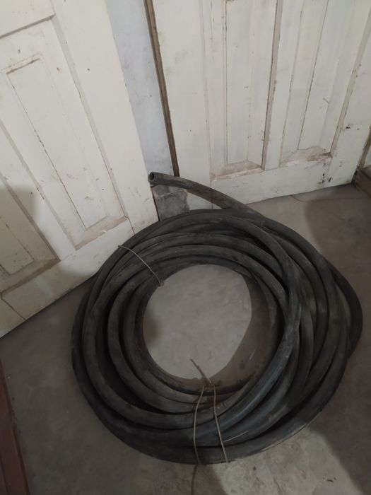 Шланг для високого давления і мідний провід.