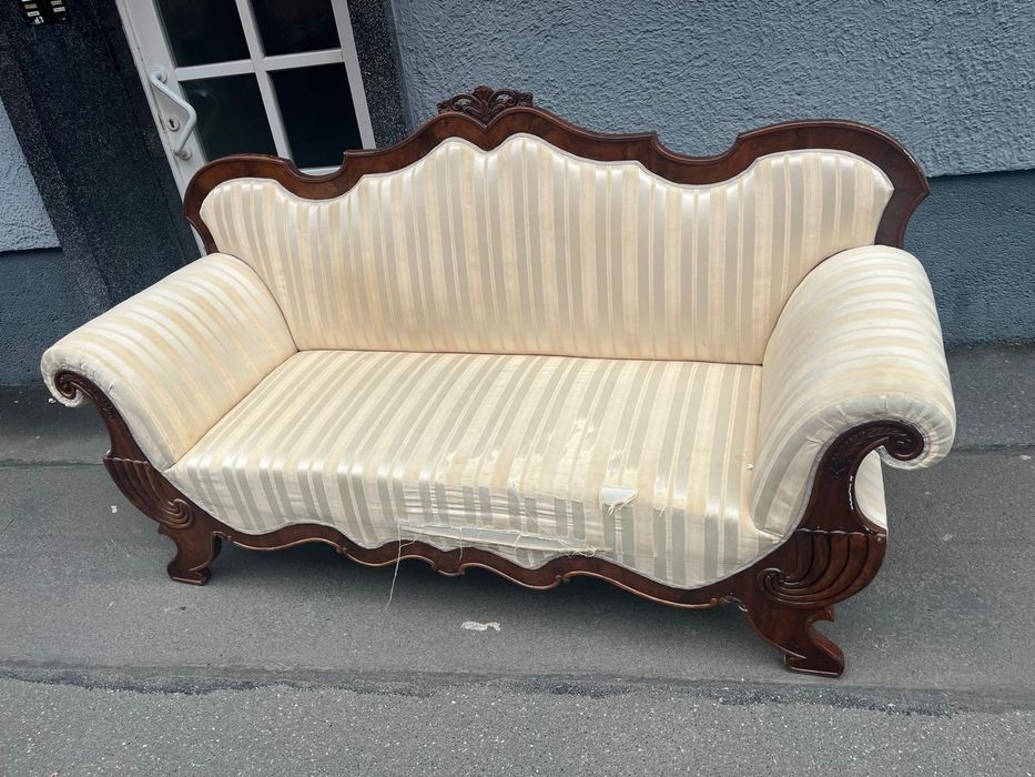 Szeroka kanapa w stylu biedermeier