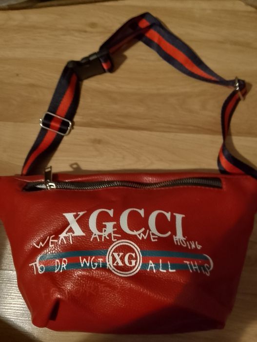 Nowa nerka czerwona z napisem Gucci