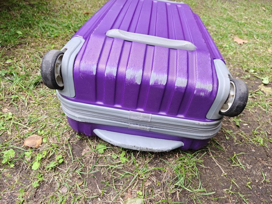 Mała walizka podróżna na dwóch kółkach wysokość ok 50 cm