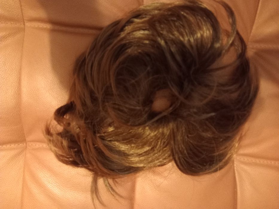 Sego dopinka roztrzepany kok brąz