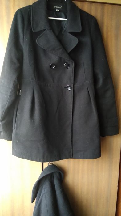 Flauszowy płaszczyk, kolor czarny.