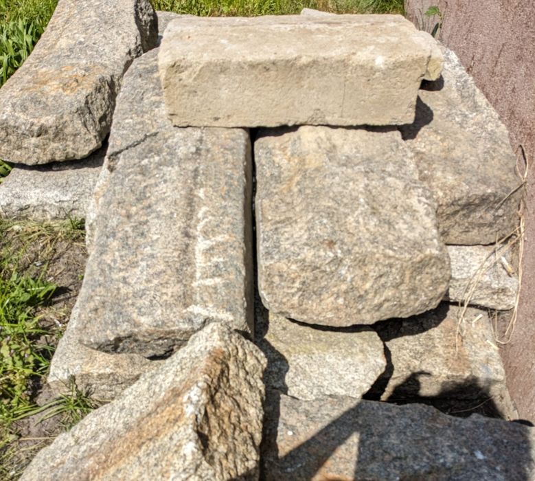 Krawężniki, obrzeża drogowe.