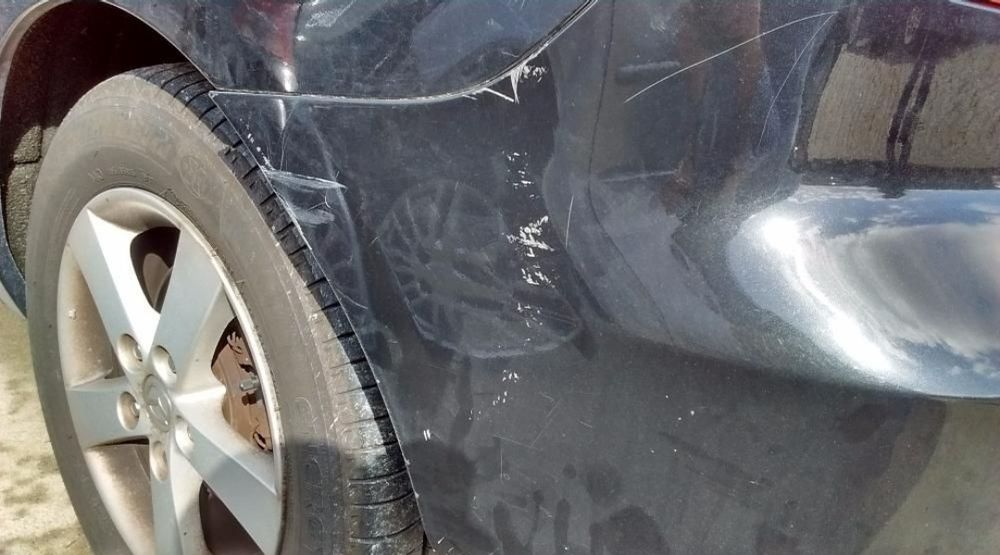 Pára-choques traseiro Mazda 3 (necessário pintura e reparação)