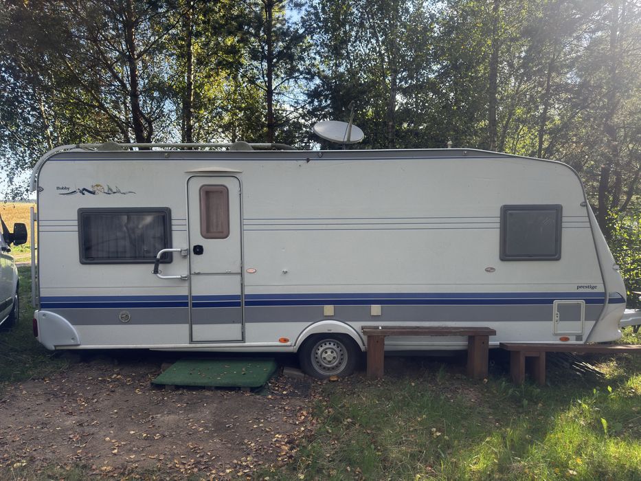 Przyczepa kempingowa hobby prestige z miejscem nad jeziorem