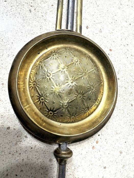 Antigo pêndulo de relógio de parede ajustável em latão