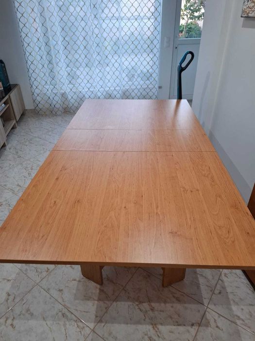 Roupeiro de duas porta IKEA e mesa de jantar