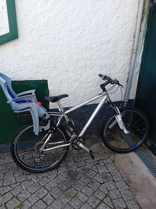Bicicleta montanha com cadeira para bebe