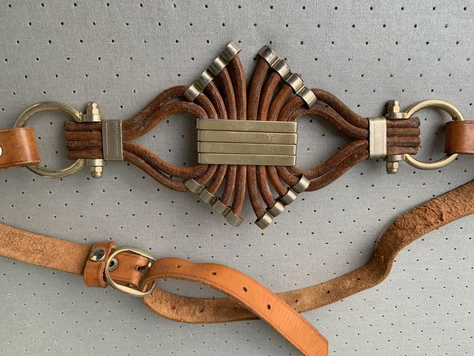 Cinto vintage em couro e metal