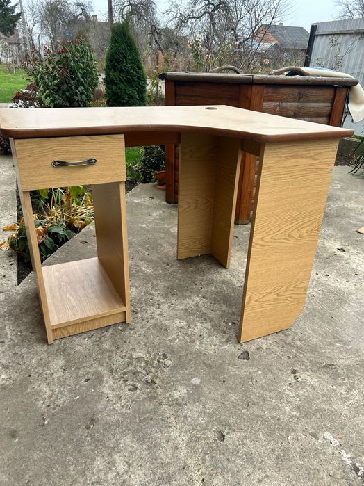 Компʼютерний стіл у гарному стані