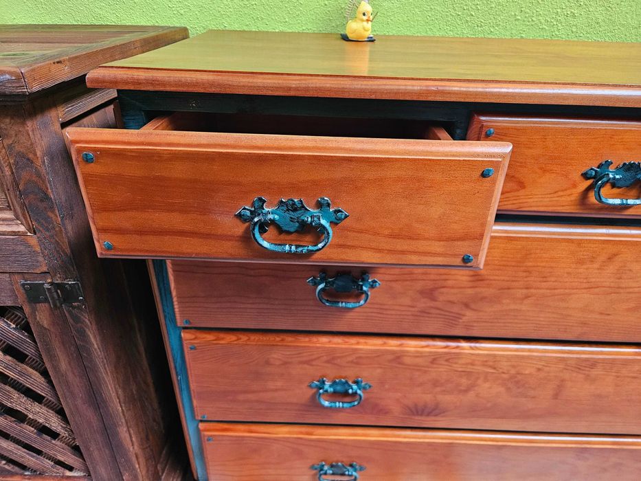 Cómoda em madeira maciça com acabamento em ferro - ópti