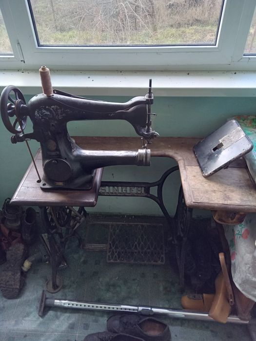 Швейна машинка Singer