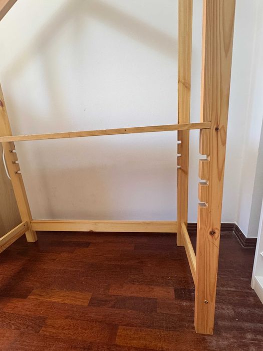 Secretária de criança regulável em altura em madeira de pinho