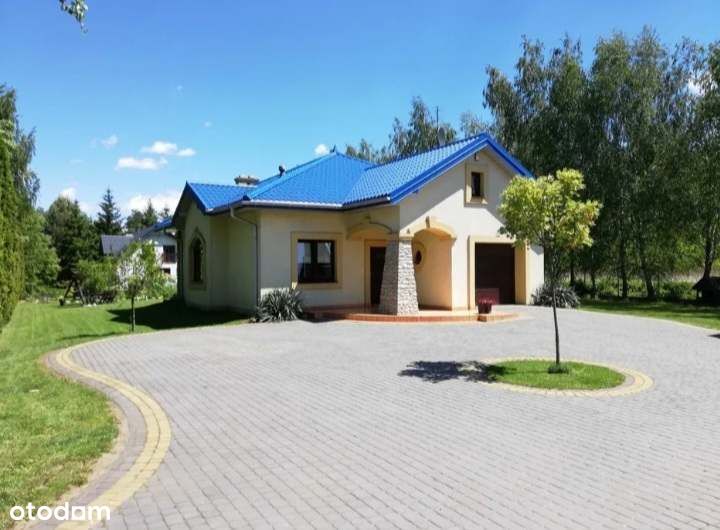 Parterowy dom z 2 garażami + fotowoltaika, 138 m2, działka 1750 m2