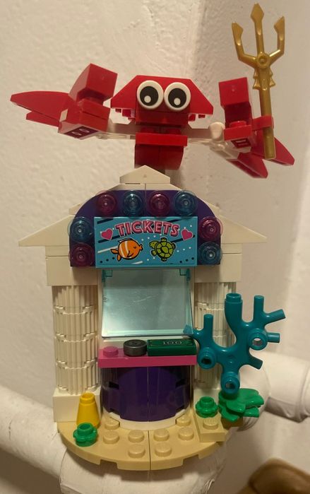 LEGO Friends 41689 Magiczny diabelski młyn i kramik z biletami