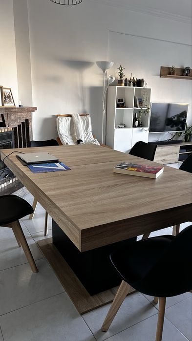 Mesa de refeição extensível  Imitação madeira  e preto. Ate10 pessoas