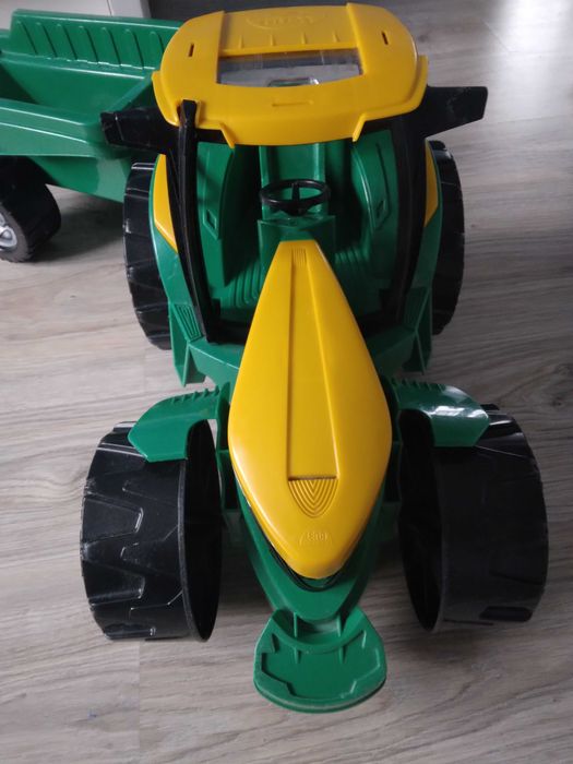 Duży traktor z przyczepą