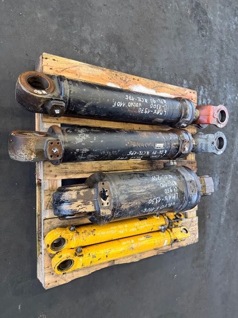 Volvo L 110 F/L120F USED HYDRAULIC CYLINDER komplqetbsiłowników do ładowarki