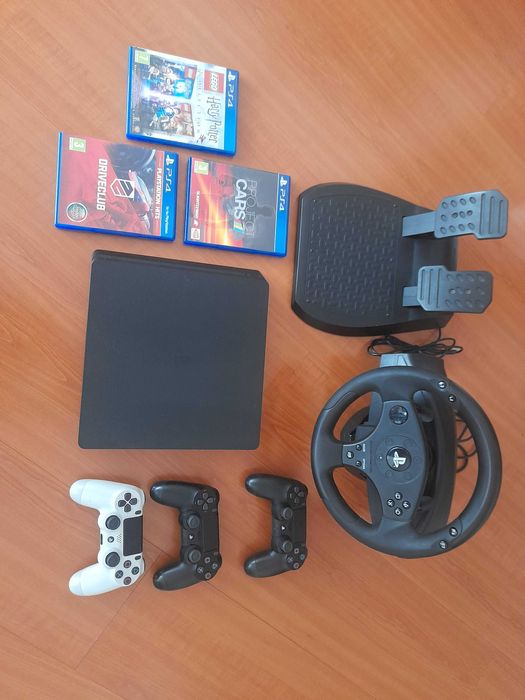 Playstation 4 com três comandos, três jogos, volante e pedais