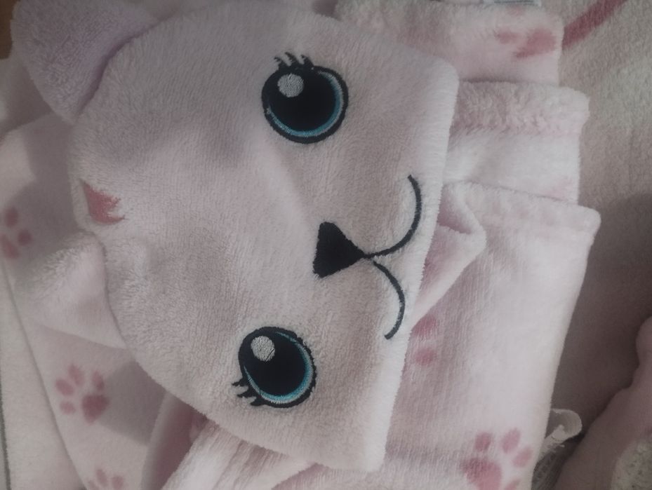 Kocyk dziewczęcy razem z okryciem na głowę