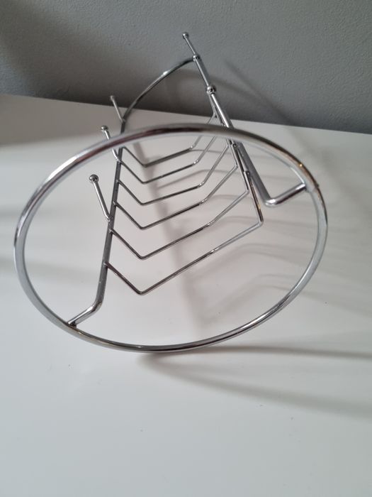 Metalowy stojak na talerzyki